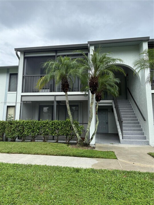 1013 Green Pine Blvd in West Palm Beach, FL - Building Photo