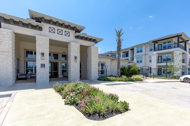 Experience the height of living at City Heights at College Station. in College Station, TX - Foto de edificio - Building Photo