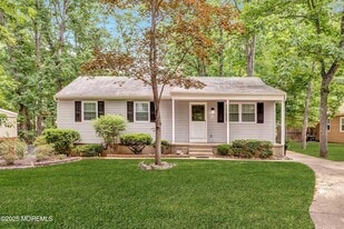 145 W Woodburn Ave in Pine Hill, NJ - Building Photo