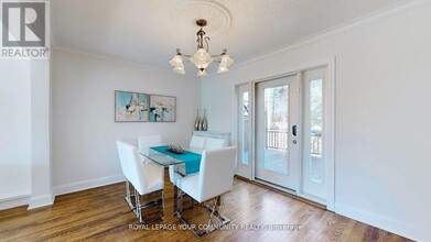 19 Strathgowan Crescent in Toronto, ON - Building Photo - Building Photo