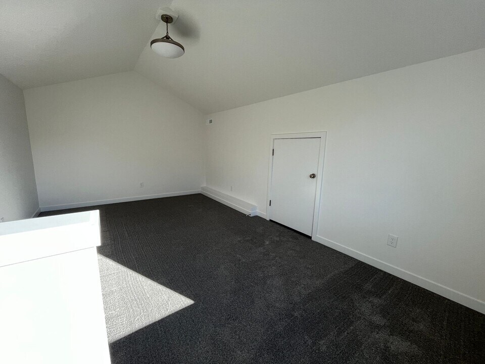 1542 E 3rd St, Unit Unit B in Newberg, OR - Building Photo