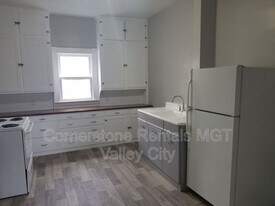 205 3rd Ave SE in Valley City, ND - Building Photo