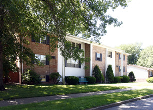 2020 Monroe Apartments in Salem, OH - Building Photo - Building Photo