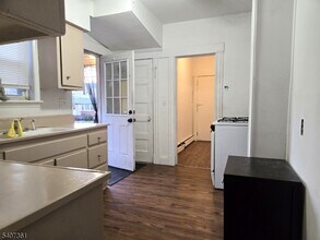 54 Stuyvesant Ave in Lyndhurst, NJ - Building Photo - Building Photo