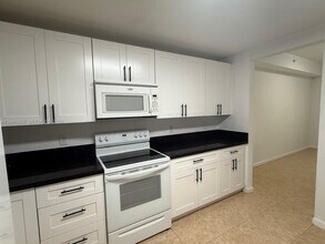 11102 NW 83rd St in Doral, FL - Foto de edificio - Building Photo