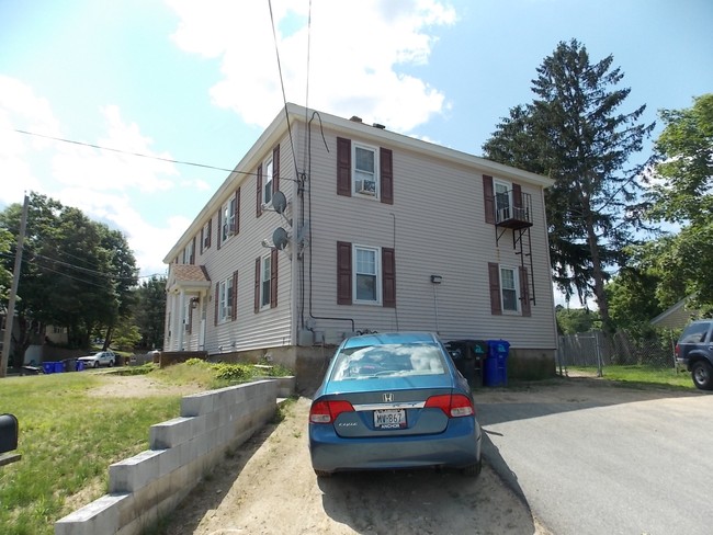 72 Harbour Ave in West Warwick, RI - Foto de edificio - Building Photo