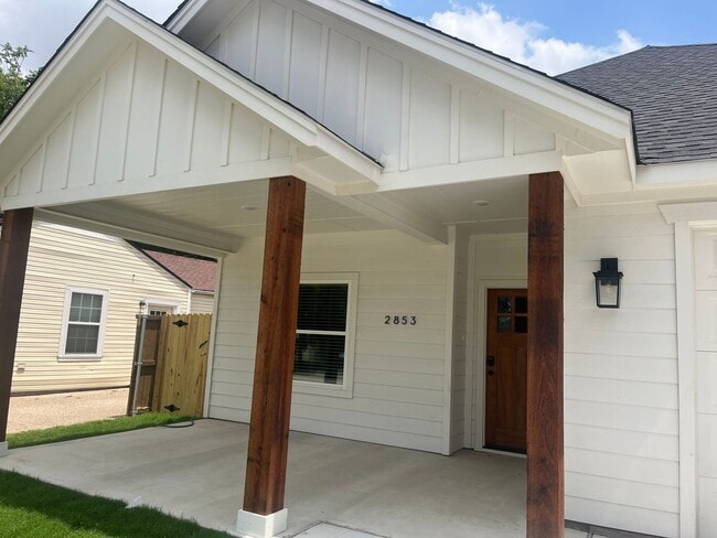 2853 S Hills Ave in Fort Worth, TX - Foto de edificio - Building Photo