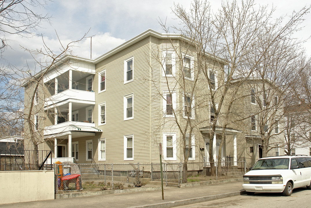 242 Cedar St in Manchester, NH - Building Photo