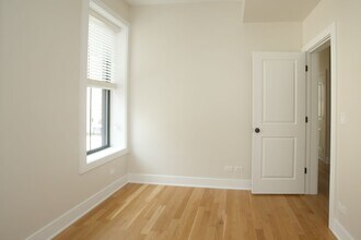 2258 N Southport Ave, Unit 3 in Chicago, IL - Foto de edificio - Building Photo