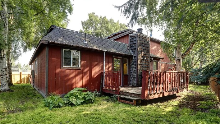 8810 Washburn St-Unit -Unit A in Anchorage, AK - Building Photo