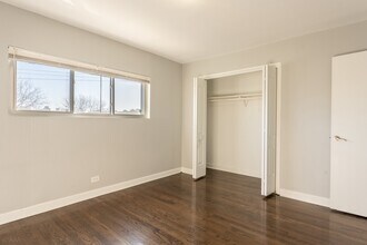 6947 S Jeffery Blvd, Unit 2E in Chicago, IL - Building Photo - Building Photo