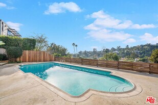 547 Stassi Ln in Santa Monica, CA - Building Photo