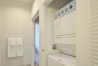 Twenty50 by Windsor in Fort Lee, NJ - Foto de edificio - Interior Photo