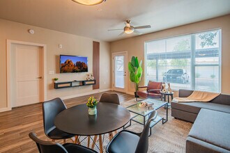 2044 S Willow Creek Apartment in Tempe, AZ - Building Photo - Building Photo