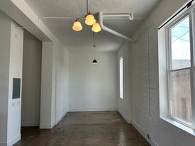 111 N Walnut St, Unit B in Taylorville, IL - Building Photo
