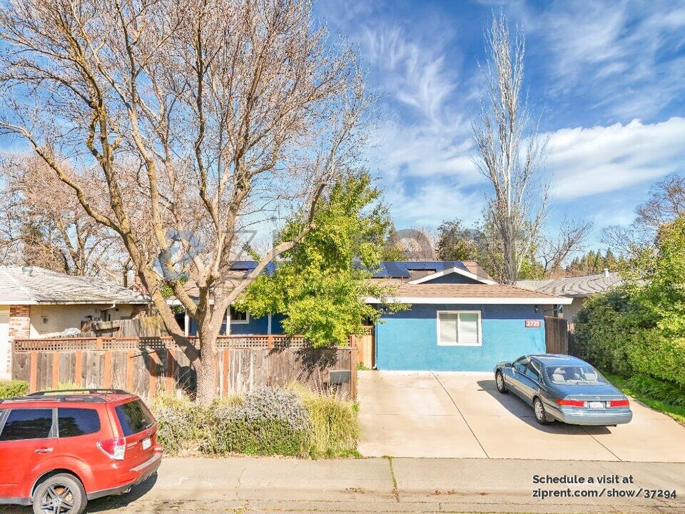 2725 Loyola Dr in Davis, CA - Building Photo