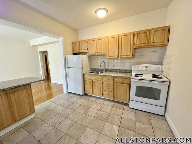 1133 Commonwealth Ave in Boston, MA - Building Photo - Building Photo