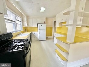 2406 Nottingham Way in Hamilton Township, NJ - Building Photo - Building Photo