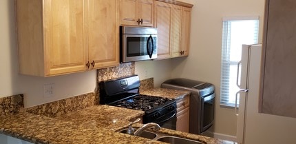 7131 N Farralone Ave, Unit 47 in Los Angeles, CA - Building Photo - Building Photo