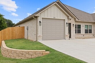 225 S Pine St, Unit 101 in Kilgore, TX - Building Photo - Building Photo