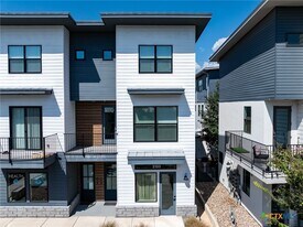 1208 N Academy Ave in New Braunfels, TX - Building Photo