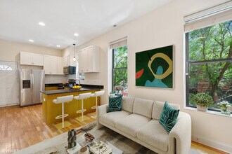 2329 N Oakley Ave, Unit 3e in Chicago, IL - Building Photo - Building Photo