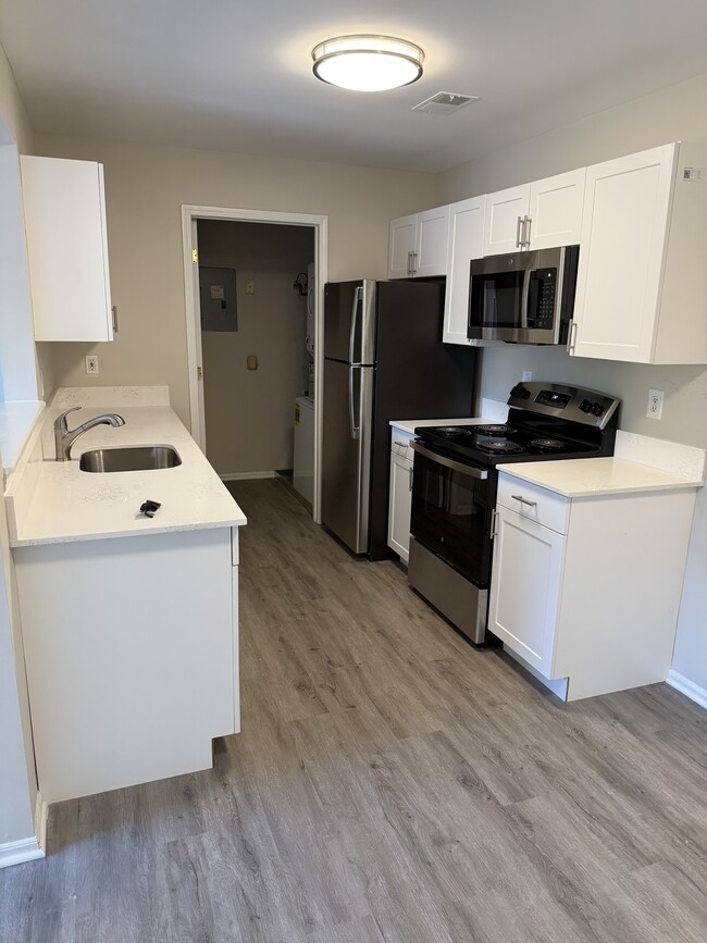 Woods at King George Apartments in Green Brook, NJ - Building Photo - Building Photo