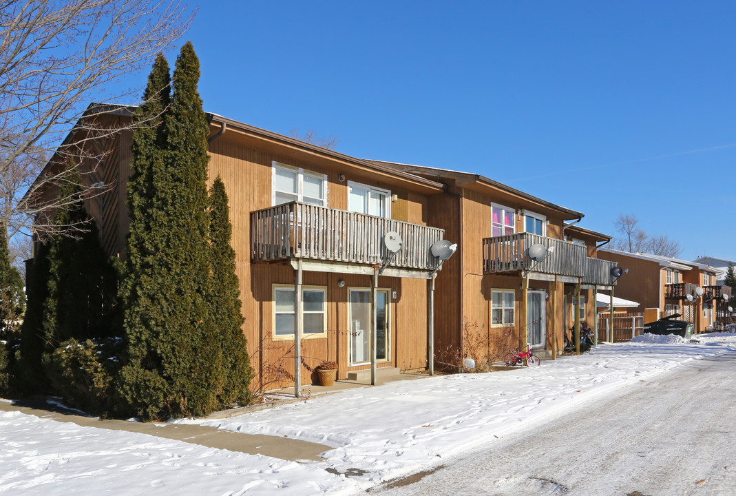 Pineview Apartments in Round Lake, IL - Foto de edificio