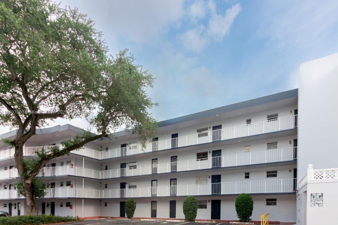 447 NE 195th St in Miami, FL - Building Photo