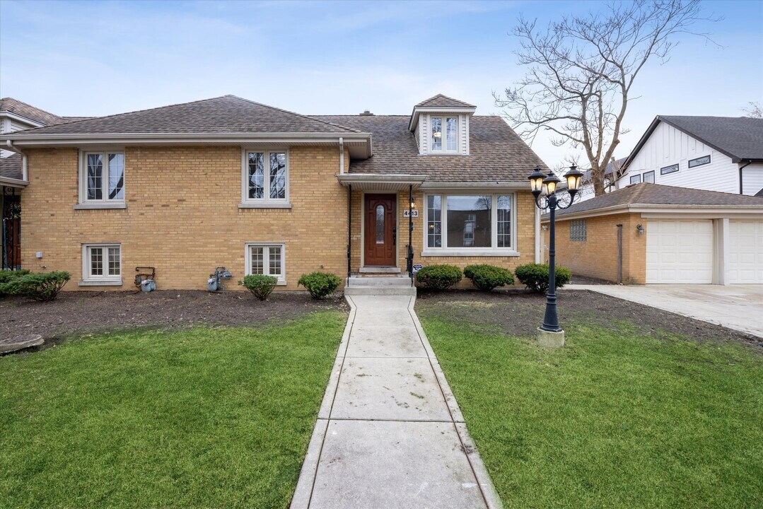 4413 Clausen Ave in Western Springs, IL - Building Photo