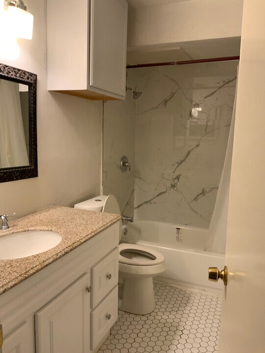 8100 Cambridge St, Unit 53 in Houston, TX - Building Photo