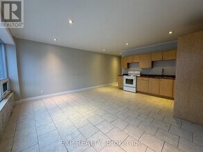 258-258 Lakeshore Rd E in Mississauga, ON - Building Photo - Building Photo