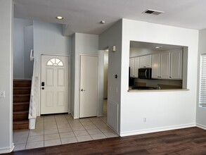 10924 Creekbridge Plz in San Diego, CA - Foto de edificio - Building Photo