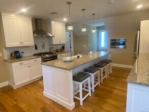23 Hubbard Rd in Wilton, CT - Foto de edificio - Building Photo