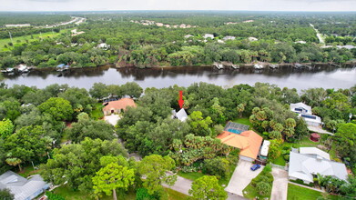 1055 SW Blue Water Way in Stuart, FL - Foto de edificio - Building Photo