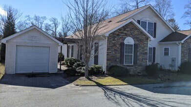 74 Turnabout Ln in Hendersonville, NC - Building Photo - Building Photo