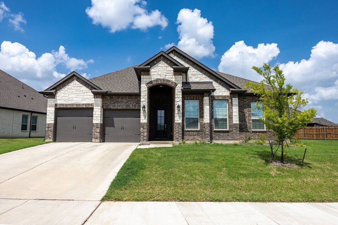 2318 Sheppards Ln in Waxahachie, TX - Foto de edificio