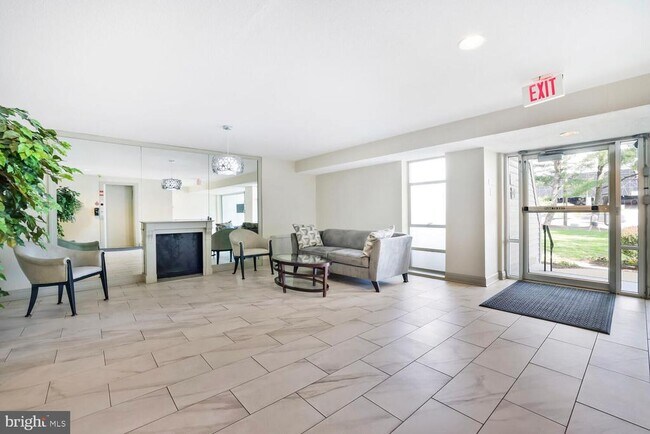 10300 Westlake Dr in Bethesda, MD - Building Photo - Building Photo