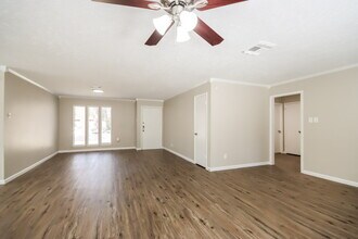 2210 Dristone Dr in Humble, TX - Foto de edificio - Building Photo