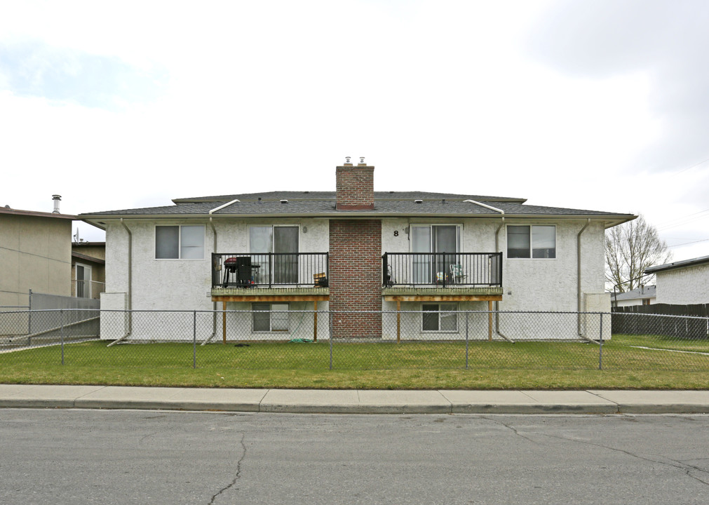 8 Huntley Close NE in Calgary, AB - Building Photo