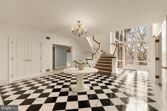 221 Chain Bridge Rd in McLean, VA - Building Photo - Building Photo