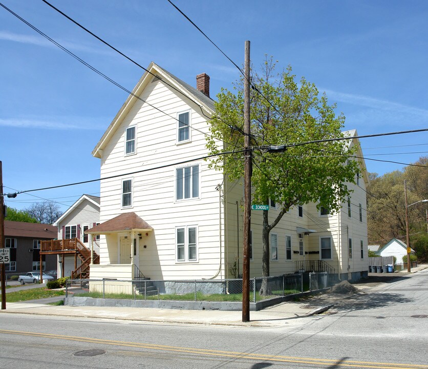 490 E School St in Woonsocket, RI - Foto de edificio