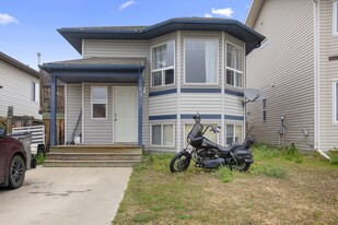 8922-8970 70 Ave in Grande Prairie, AB - Building Photo