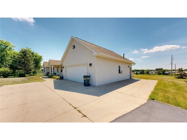 526 County Rd 9 SE photo'