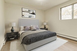Regal Court in Lloydminster, SK - Building Photo