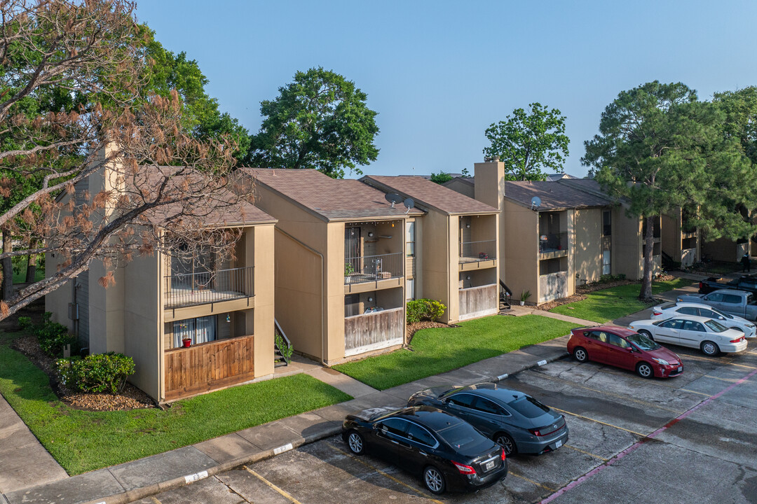 Pebblebrook Condominiums in Seabrook, TX - Building Photo