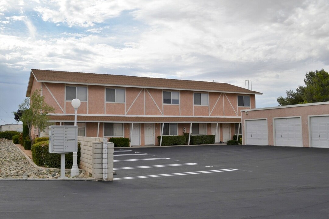 Desert Rose Apartments in Hesperia, CA - Building Photo