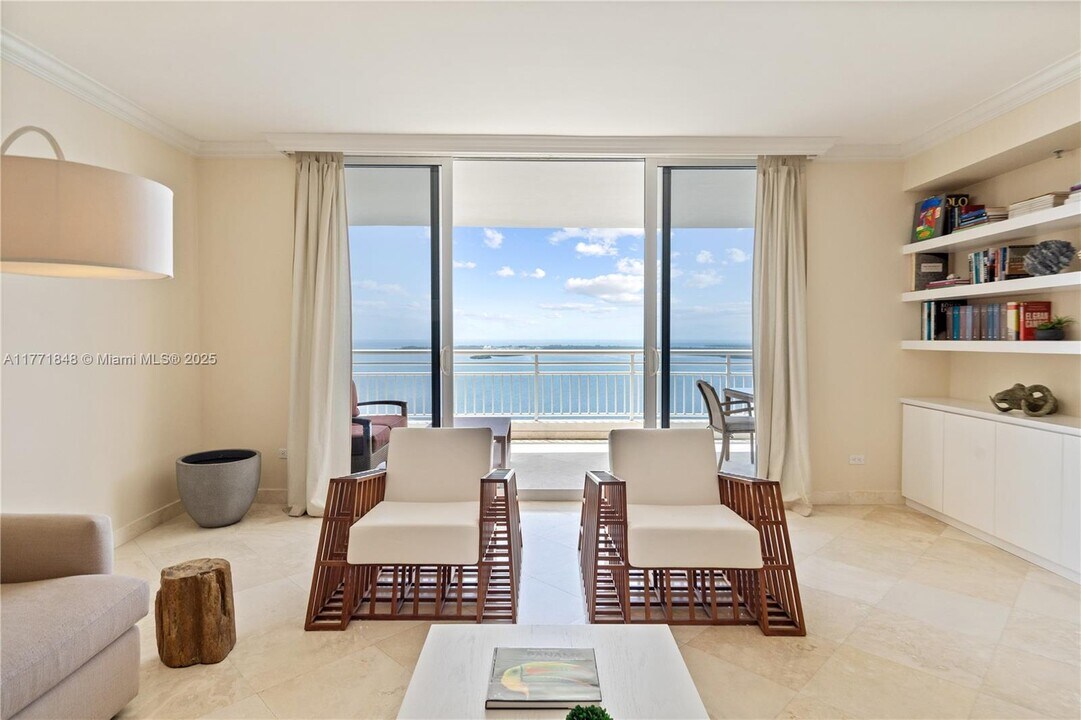 808 Brickell Key Dr in Miami, FL - Building Photo