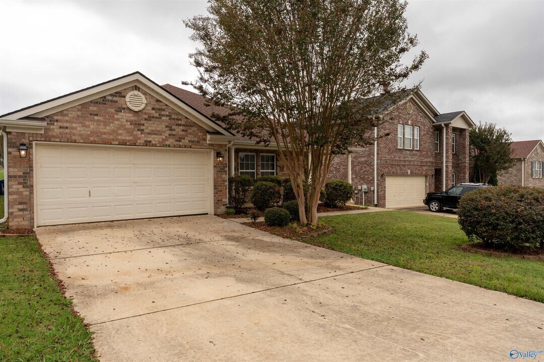 2401 Bell Manor Dr SW in Huntsville, AL - Building Photo