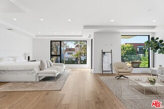 725 Croft Ave in Los Angeles, CA - Foto de edificio - Building Photo